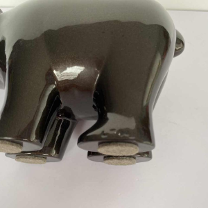 Laszlo Tibay door Caster Bronz kft, bronzen sculptuur van een babybeer