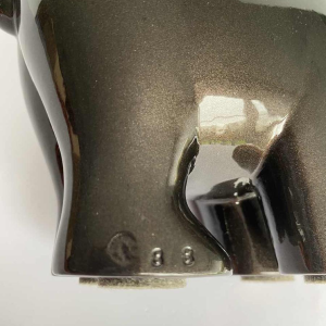 Laszlo Tibay door Caster Bronz kft, bronzen sculptuur van een babybeer