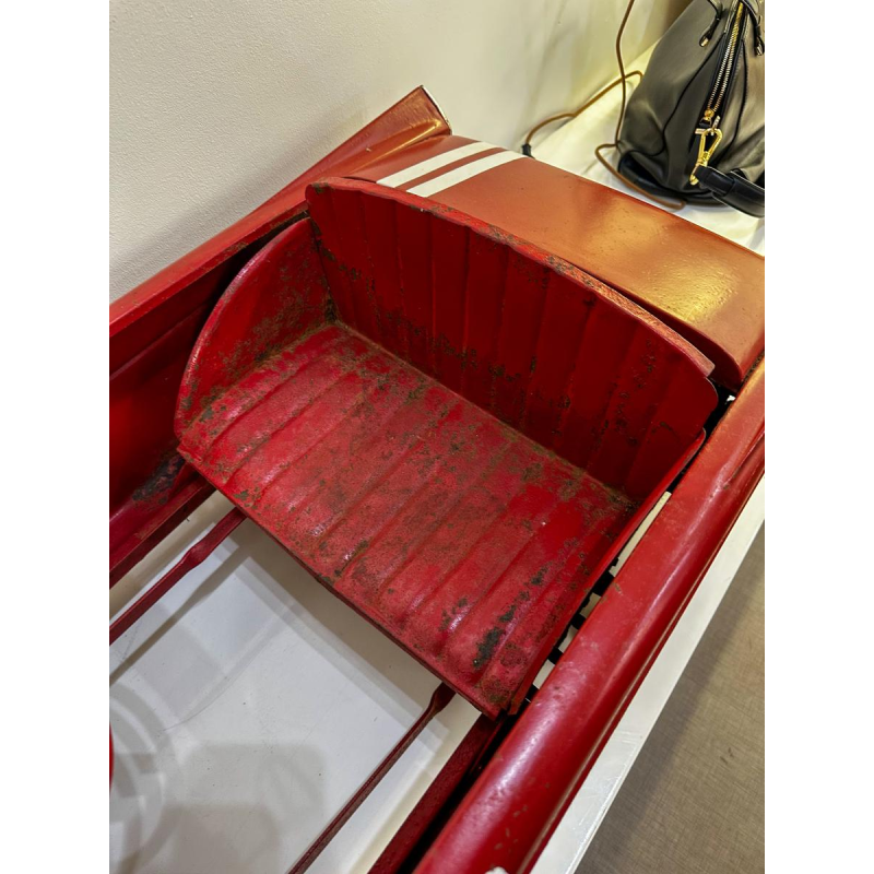 Metalen trapauto, Peugeot 404, speelgoed uit de 20e eeuw