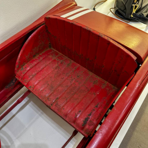 Metalen trapauto, Peugeot 404, speelgoed uit de 20e eeuw