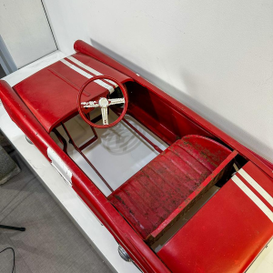 Metalen trapauto, Peugeot 404, speelgoed uit de 20e eeuw