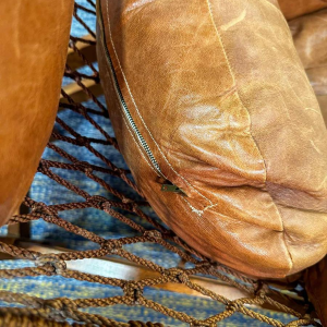 Jean Gillon 'Gran Captain' fauteuil design à cordage tressé, cuir brun & bois clair, XXIe s