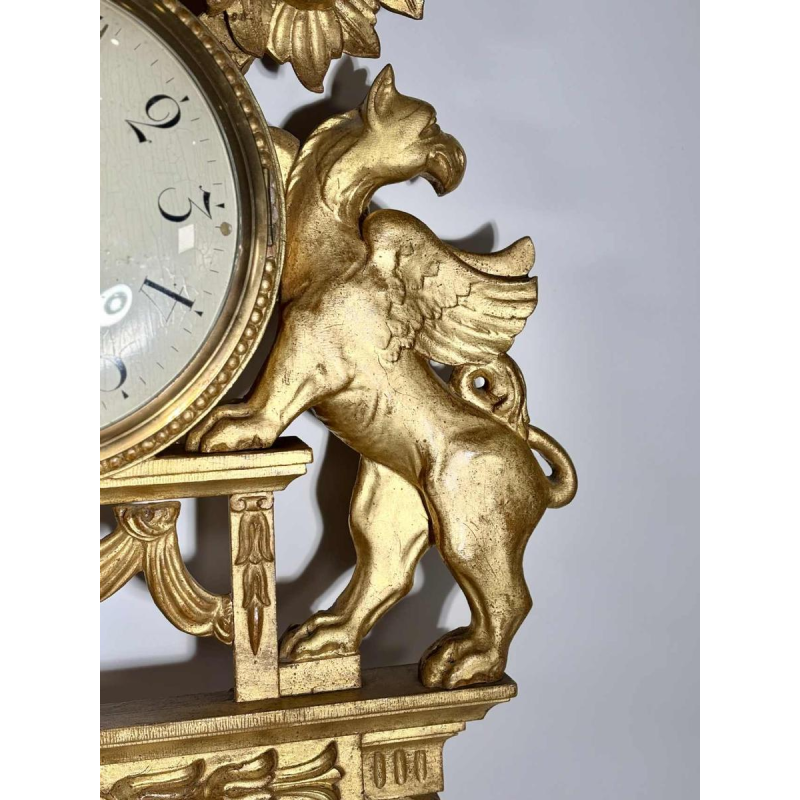 Grande pendule murale aux griffons ailés en bois doré, Suède, XIXe siècle