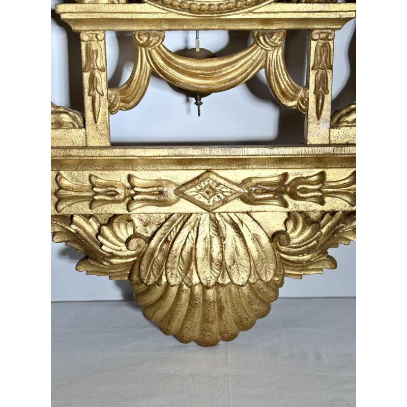 Grote verguldhouten wandklok met gevleugelde griffioenen, Zweden, 19e eeuw