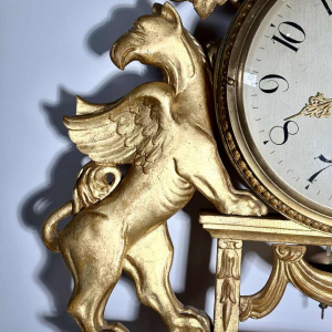 Grande pendule murale aux griffons ailés en bois doré, Suède, XIXe siècle