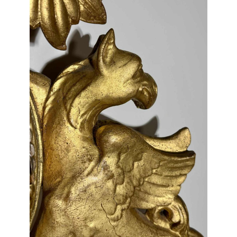 Grande pendule murale aux griffons ailés en bois doré, Suède, XIXe siècle