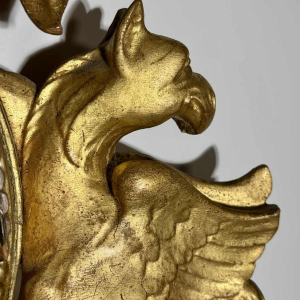 Grote verguldhouten wandklok met gevleugelde griffioenen, Zweden, 19e eeuw