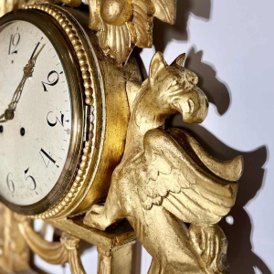 Grote verguldhouten wandklok met gevleugelde griffioenen, Zweden, 19e eeuw