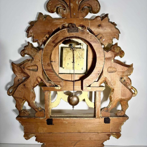 Grote verguldhouten wandklok met gevleugelde griffioenen, Zweden, 19e eeuw