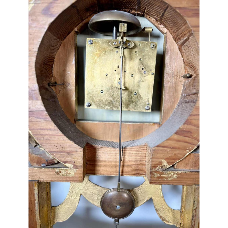 Grande pendule murale aux griffons ailés en bois doré, Suède, XIXe siècle