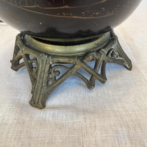 Lampe japonisante en métal laqué noir à décor doré, Japon Meiji/début 20e