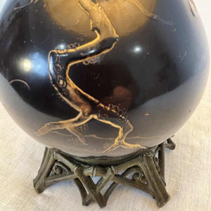 Lampe japonisante en métal laqué noir à décor doré, Japon Meiji/début 20e