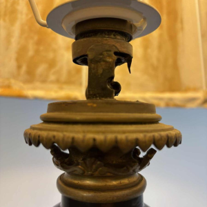 Lampe japonisante en métal laqué noir à décor doré, Japon Meiji/début 20e