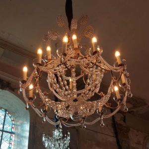 Elegante kroonluchter met kralenkristallen guirlandes, vertind messing structuur, ca 1900-1920