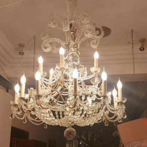 Elegante kroonluchter met kralenkristallen guirlandes, vertind messing structuur, ca 1900-1920