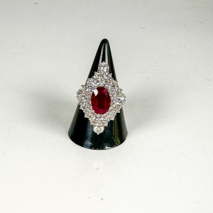 Bague en or blanc, diamants et rubis