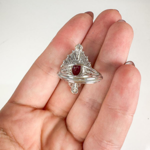 Bague en or blanc, diamants et rubis