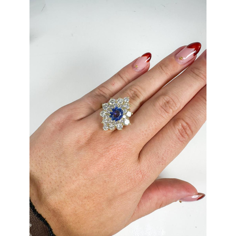 18k gold ring with diamonds and sapphire