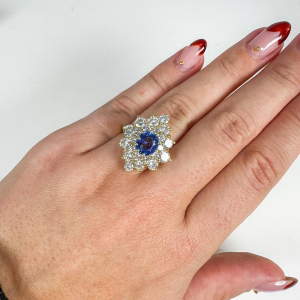 18k gold ring with diamonds and sapphire
