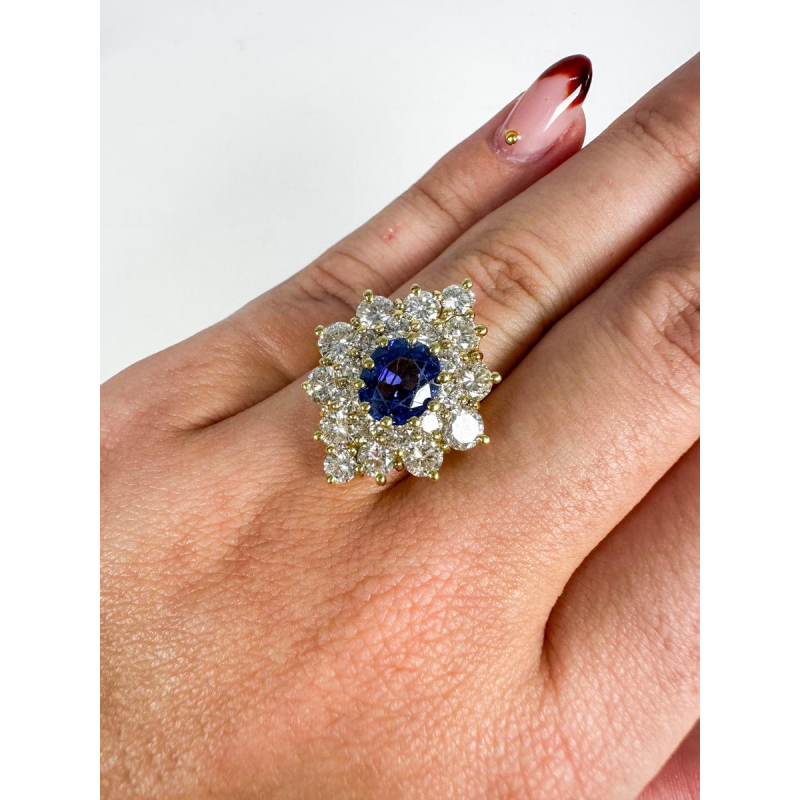 18k gold ring with diamonds and sapphire