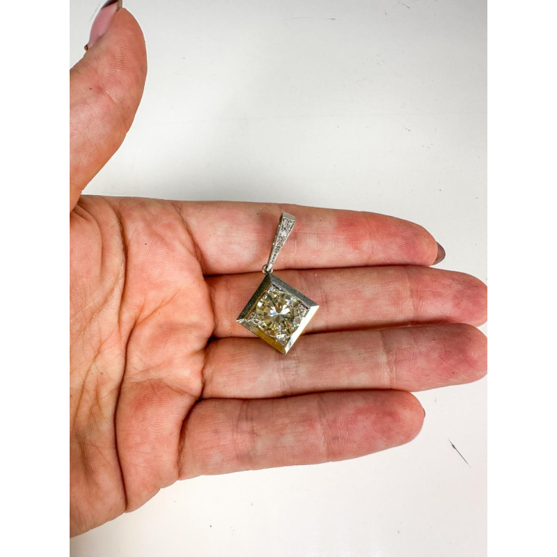 Gold and diamond pendant