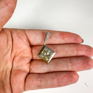 Gold and diamond pendant