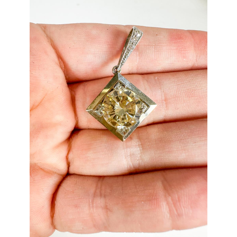 Gold and diamond pendant