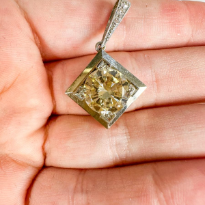 Gouden en diamanten hanger