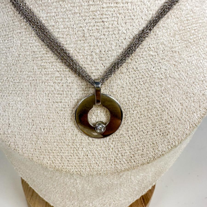 Pendentif Dinh Van Cible R22 en or blanc et diamant solitaire, chaîne en or blanc