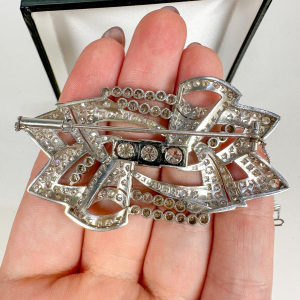 Broche ancienne Art Déco en or blanc et diamants