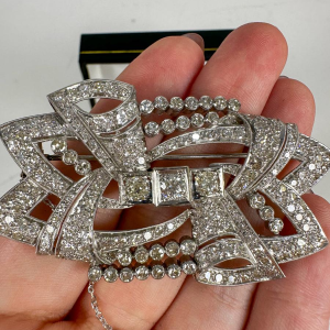 Broche ancienne Art Déco en or blanc et diamants