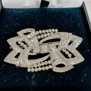 Antieke Art Deco broche in witgoud en diamanten