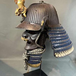 Suji Bachi Kabuto helm, gesigneerd Saotome Ieharu, vroeg Edo periode, Japan 17e eeuw