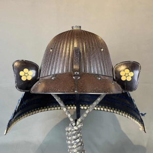 Casque Suji Bachi Kabuto, signé Saotome Ieharu, époque début Edo, Japon 17ème siècle