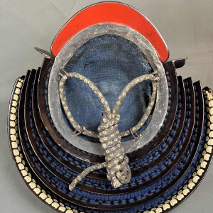 Suji Bachi Kabuto helm, gesigneerd Saotome Ieharu, vroeg Edo periode, Japan 17e eeuw