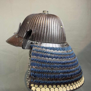 Suji Bachi Kabuto helm, gesigneerd Saotome Ieharu, vroeg Edo periode, Japan 17e eeuw