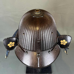 Suji Bachi Kabuto helm, gesigneerd Saotome Ieharu, vroeg Edo periode, Japan 17e eeuw