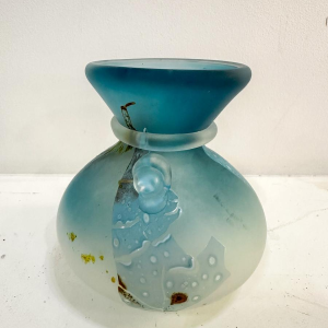 Louis Leloup, petit vase en verre bleu, 1998
