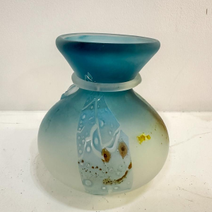Louis Leloup, petit vase en verre bleu, 1998