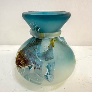Louis Leloup, petit vase en verre bleu, 1998