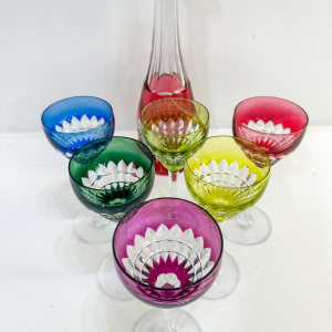Val Saint-Lambert, ensemble de 6 verres taillés colorés et carafe en cristal, 20e siècle