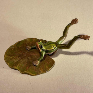 Franz Bergmann “Duikende kikker bij de waterlelie” polychroom bronzen beeld uit Wenen, ca. 1900