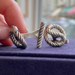 Dans le goût de Gaëtan de Percin, paire de boutons de manchette 'Noeud de marin', ca 1960 Dans le goût de Gaëtan de Percin, paire de boutons de manchette 'Noeud de marin', ca 1960