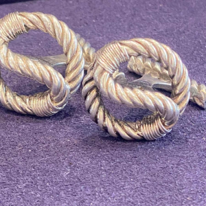 Dans le goût de Gaëtan de Percin, paire de boutons de manchette 'Noeud de marin', ca 1960 Dans le goût de Gaëtan de Percin, paire de boutons de manchette 'Noeud de marin', ca 1960