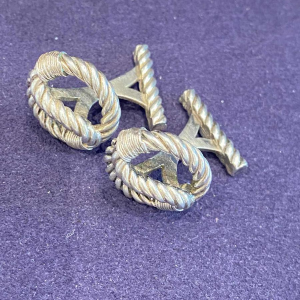 Dans le goût de Gaëtan de Percin, paire de boutons de manchette 'Noeud de marin', ca 1960 Dans le goût de Gaëtan de Percin, paire de boutons de manchette 'Noeud de marin', ca 1960