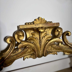 Gegraveerde en vergulde houten muurbeugel met wit marmeren blad - 19e eeuw