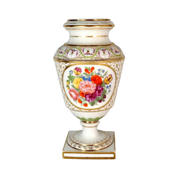 Porcelaine de Paris, vase sur piédouche, décor floral polychrome et dorures, XVIIIe s
