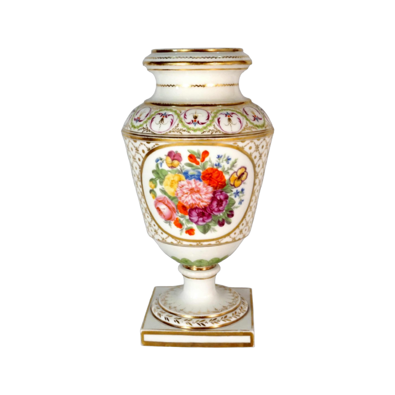 Porcelaine de Paris, vase sur piédouche, décor floral polychrome et dorures, XVIIIe s