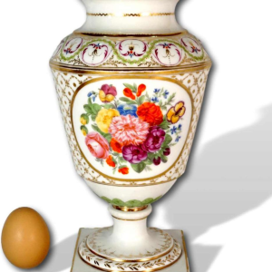 Porcelaine de Paris, vase sur piédouche, décor floral polychrome et dorures, XVIIIe s
