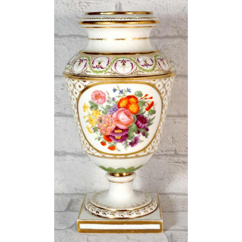 Porcelaine de Paris, vase sur piédouche, décor floral polychrome et dorures, XVIIIe s